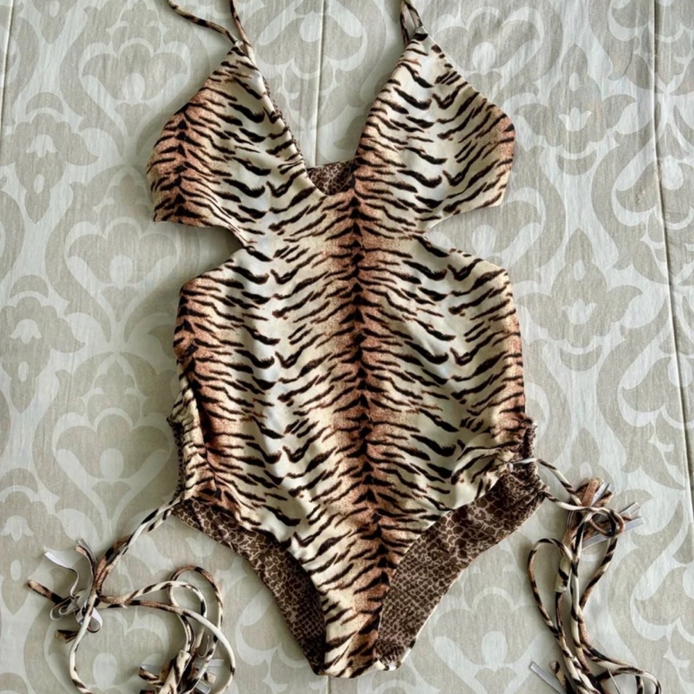 Acacia Tiger Cut-out one piece